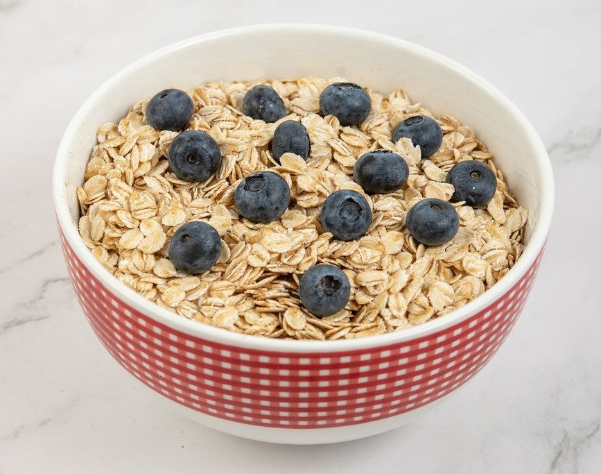 oatmeal-with-blueberries-in-the-bowl